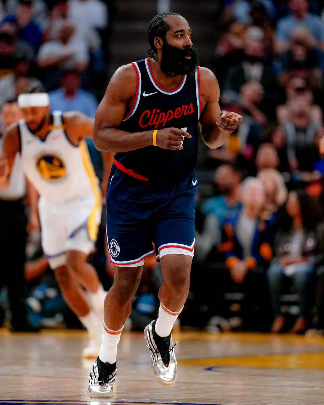 开云-阿斯顿维拉迎NBA季后赛关键赛，集结日防线松动，赛场秩序良好，资深球员宣示担当的简单介绍